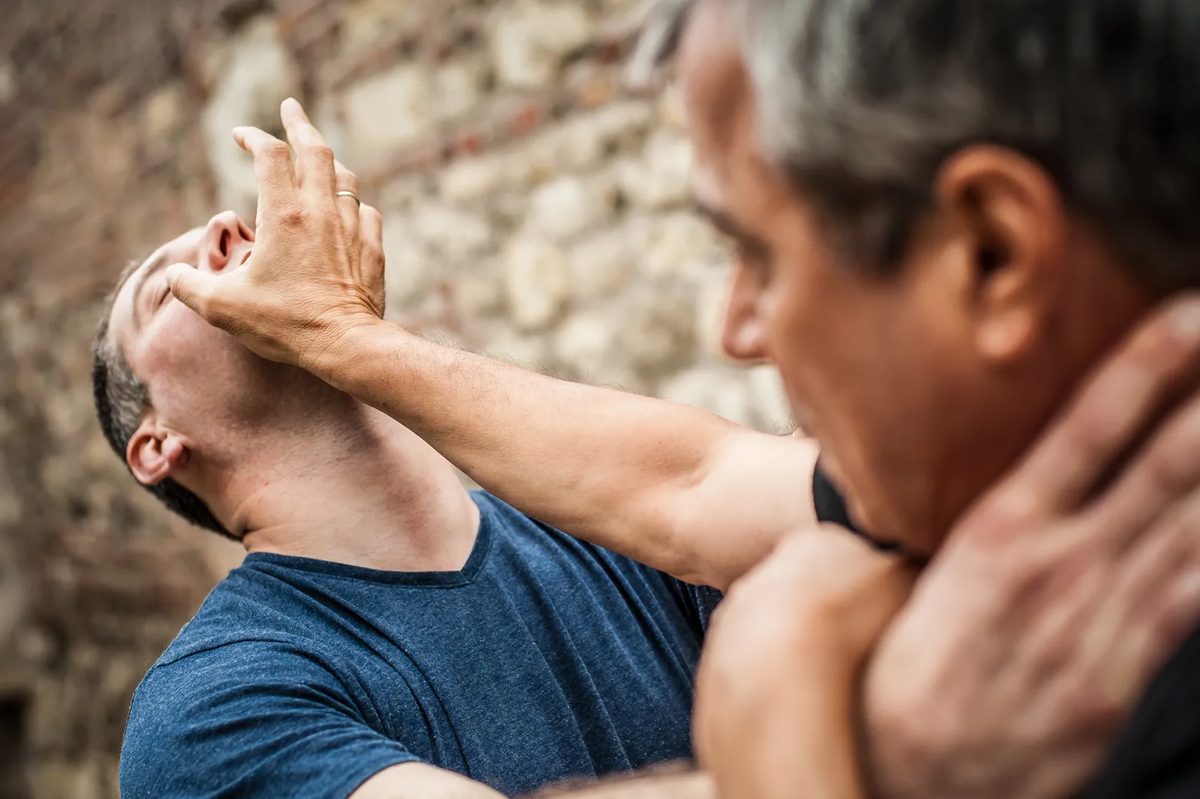 Abwehr eines Angriffs mit einem Handballenstoss gegen das Kinn